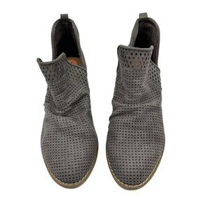 NWOT Report Womens Dakota V Slit Ankle Booties Size 7 Gray Perforated Suede Chic